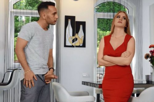 Пасынок узнает, что мачеха изменяет отцу и за молчание жестко трахает шлюху