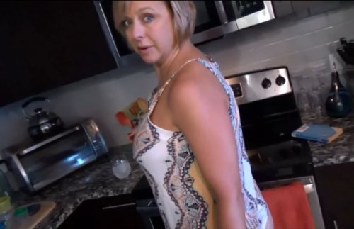 Теща совсем не стесняется и ходит по дому без трусов!