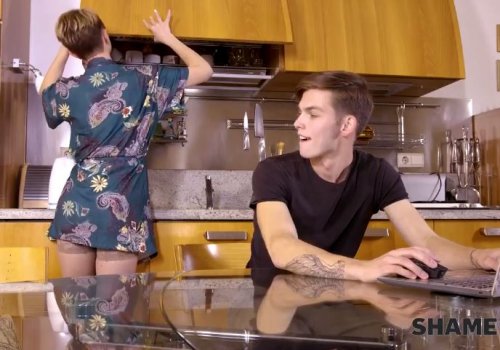 Нашел грязные фото тети в ее ноутбуке!