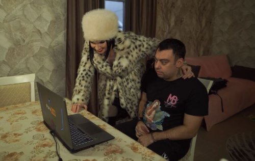 "Ты что, виртом занимаешься!?" - Пьяная мачеха поймала меня за виртуальным сексом со своей!