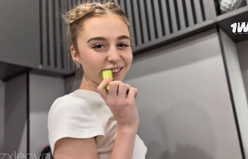 "Может мой огурчик откусишь?" - Сводная сестра и её аппетитная попка