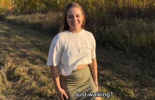 "Девушка, а вы тут одна гуляете?" - Встретил красивую незнакомку в осеннем лесу!