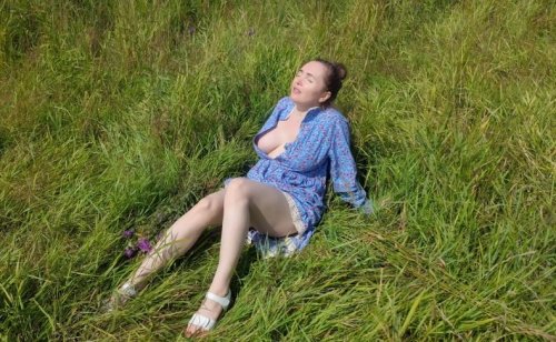 "И что мы тут валяемся? Быстро на ферму!" - Доярка решила отдохнуть в рабочее время
